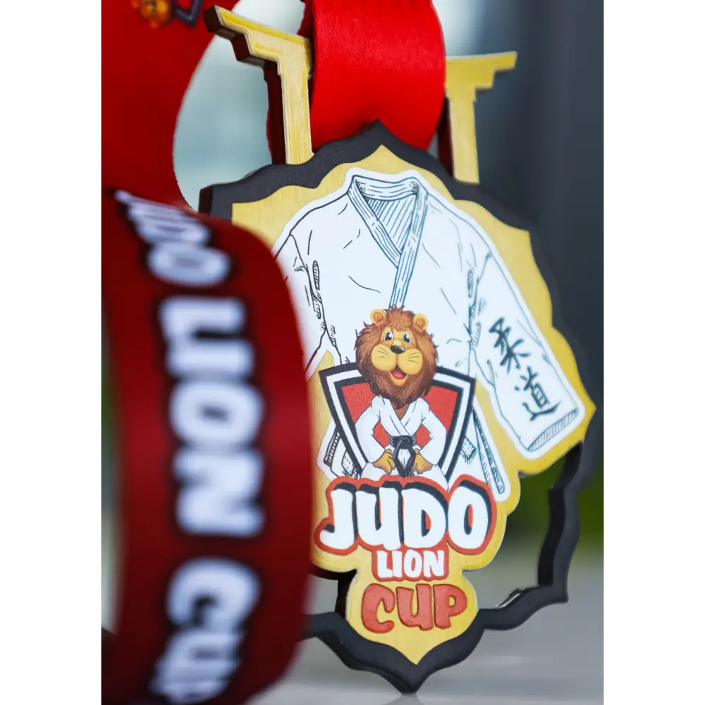medal okolicznościowy Judo Lion Cup z ażurową bramą torii u góry, personalizowane medale dla klubów sztuk walki